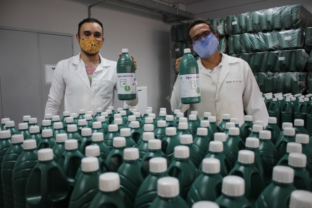 Professores Drauton Danilo e Carlos Otto, que integram a equipe responsável pelo projeto de produção dos kits saneantes Professores Drauton Danilo e Carlos Otto, que integram a equipe responsável pelo projeto de produção dos kits saneantes